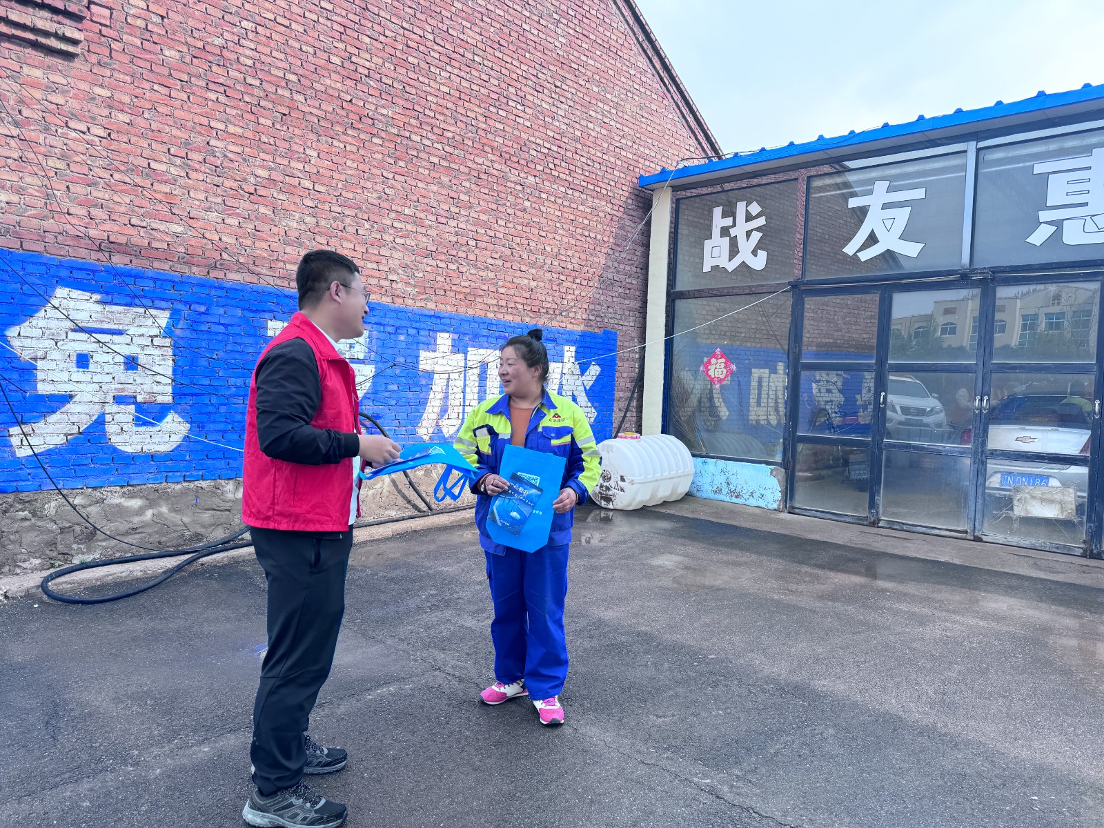 小塔子乡加油站.jpg