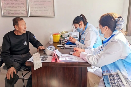 送医下乡进村庄 义诊服务暖民心.jpg
